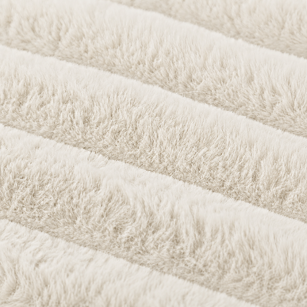 Gros plan sur le velours flannel crème ivoire du panier pour chat