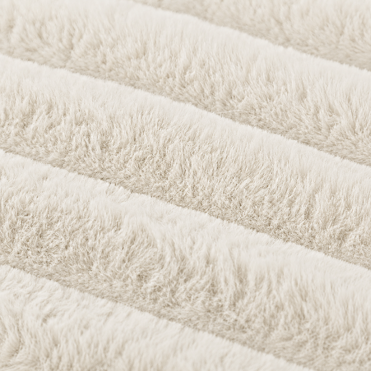Gros plan sur le velours flannel crème ivoire du panier pour chat