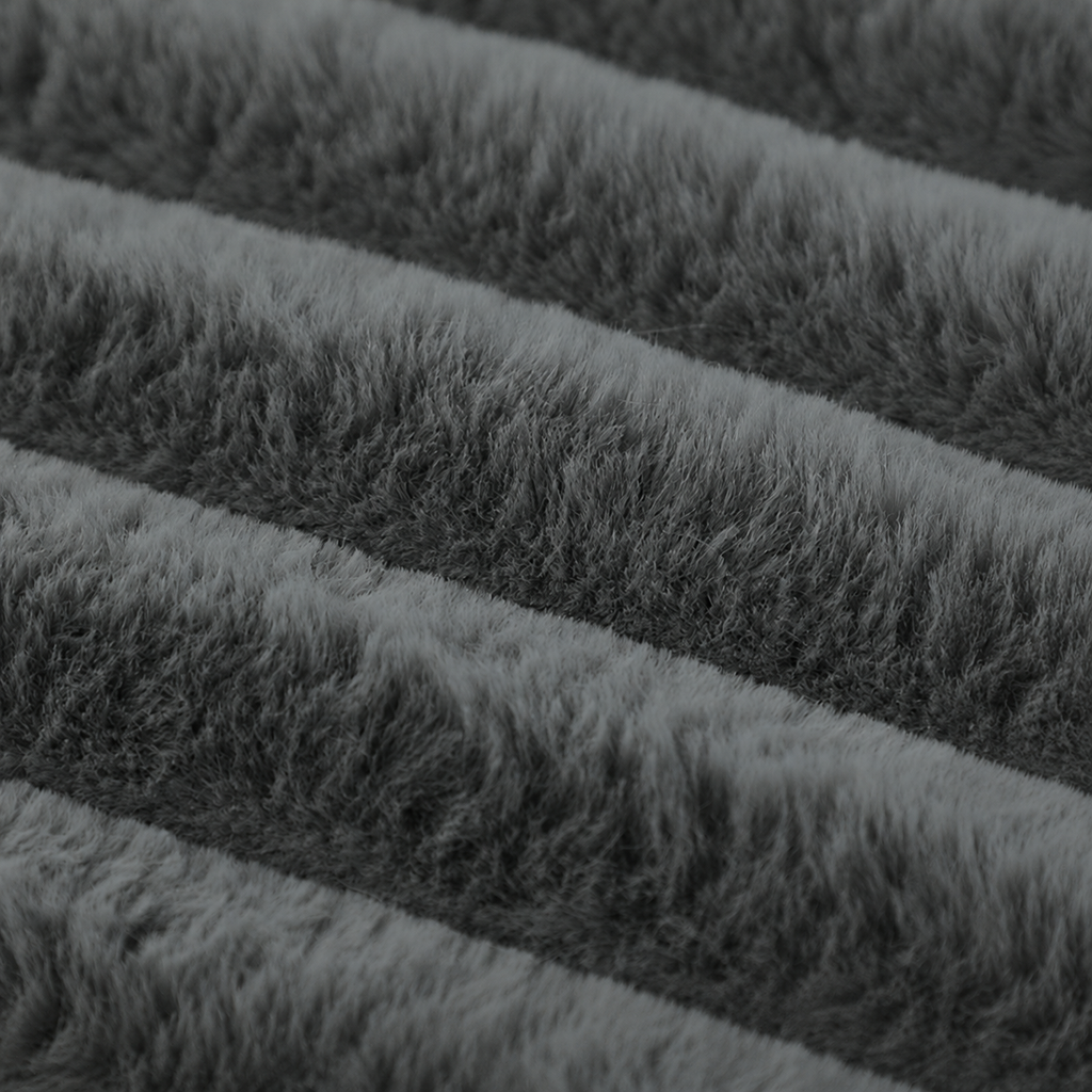 Gros plan sur le velours flannel gris perle du panier pour chat