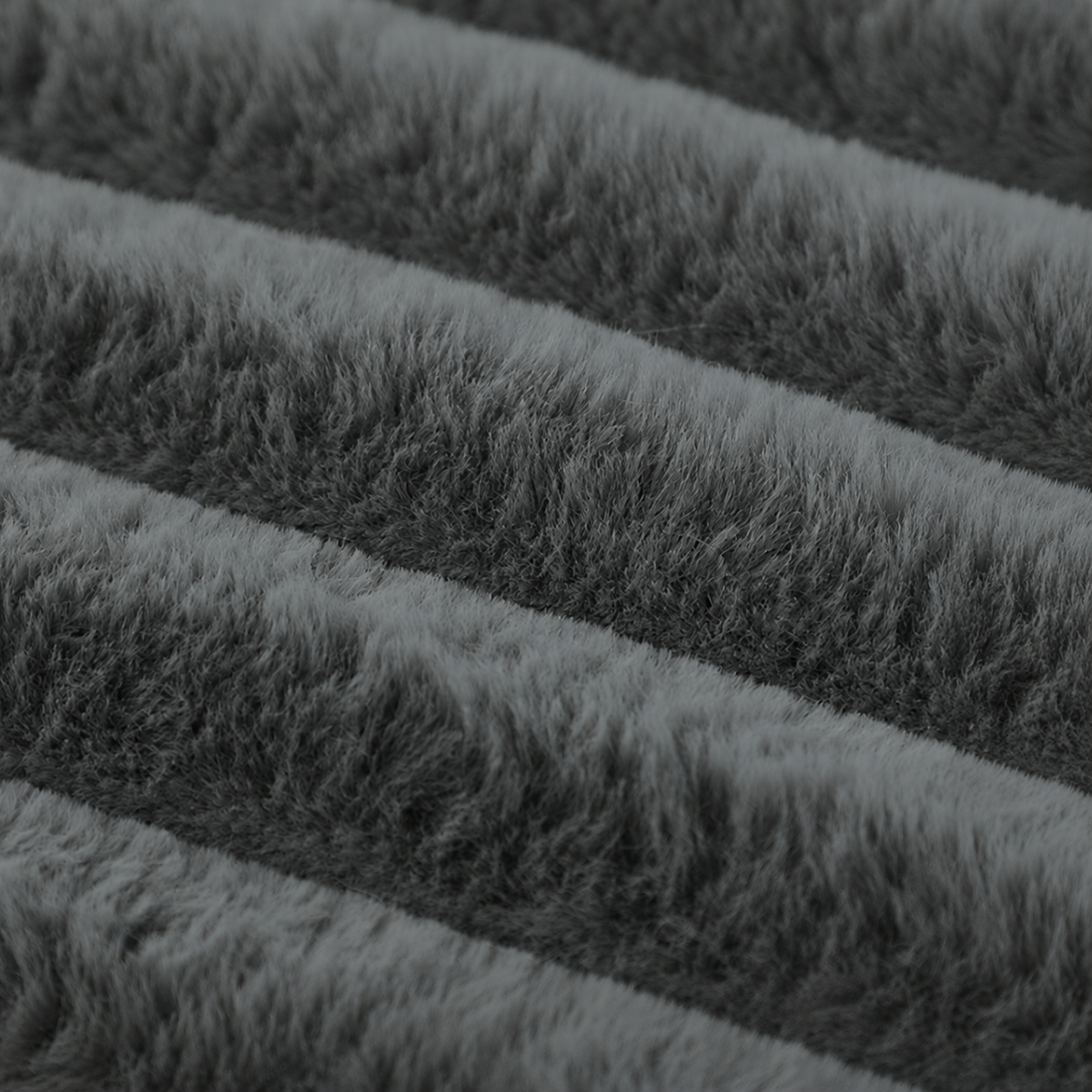Gros plan sur le velours flannel gris perle du panier pour chat