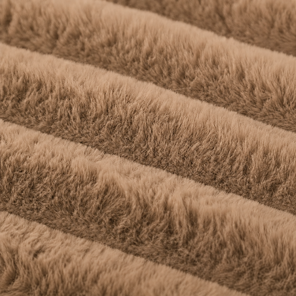 Gros plan sur le velours flannel marron noisette du panier pour chat