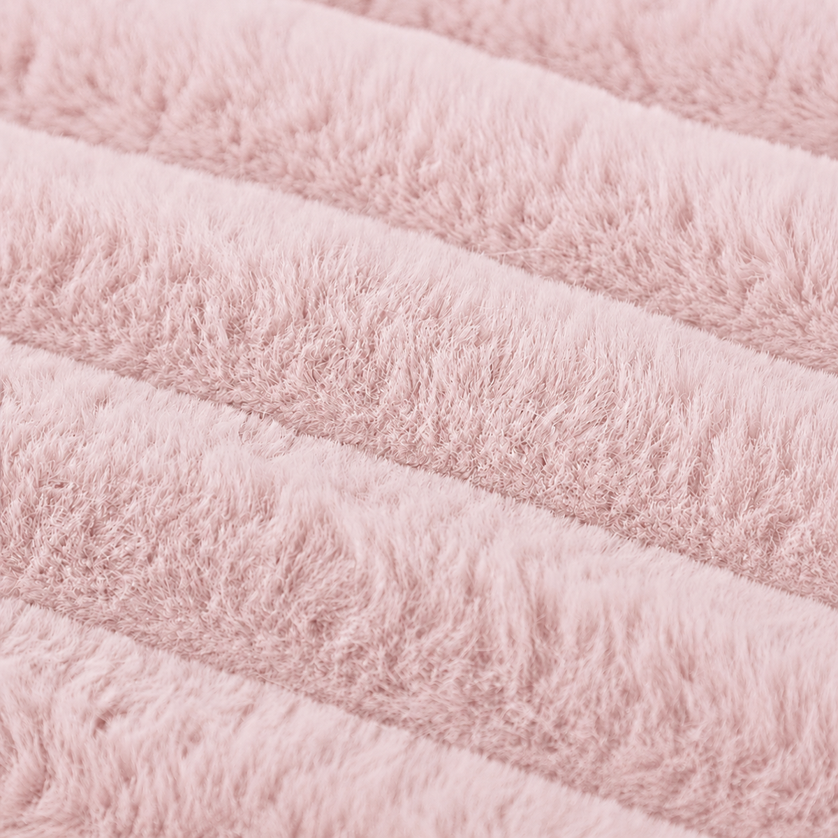 Gros plan sur le velours flannel rose poudré du panier pour chat