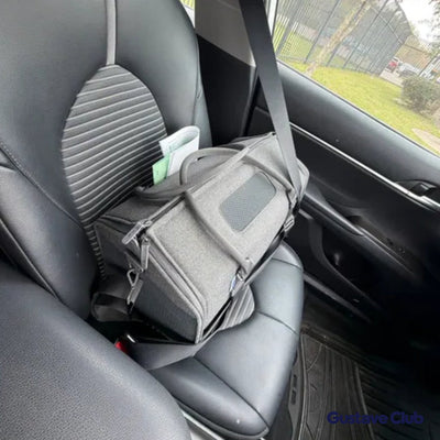 Photo client : sac de transport attaché par la ceinture sur un siège de voiture