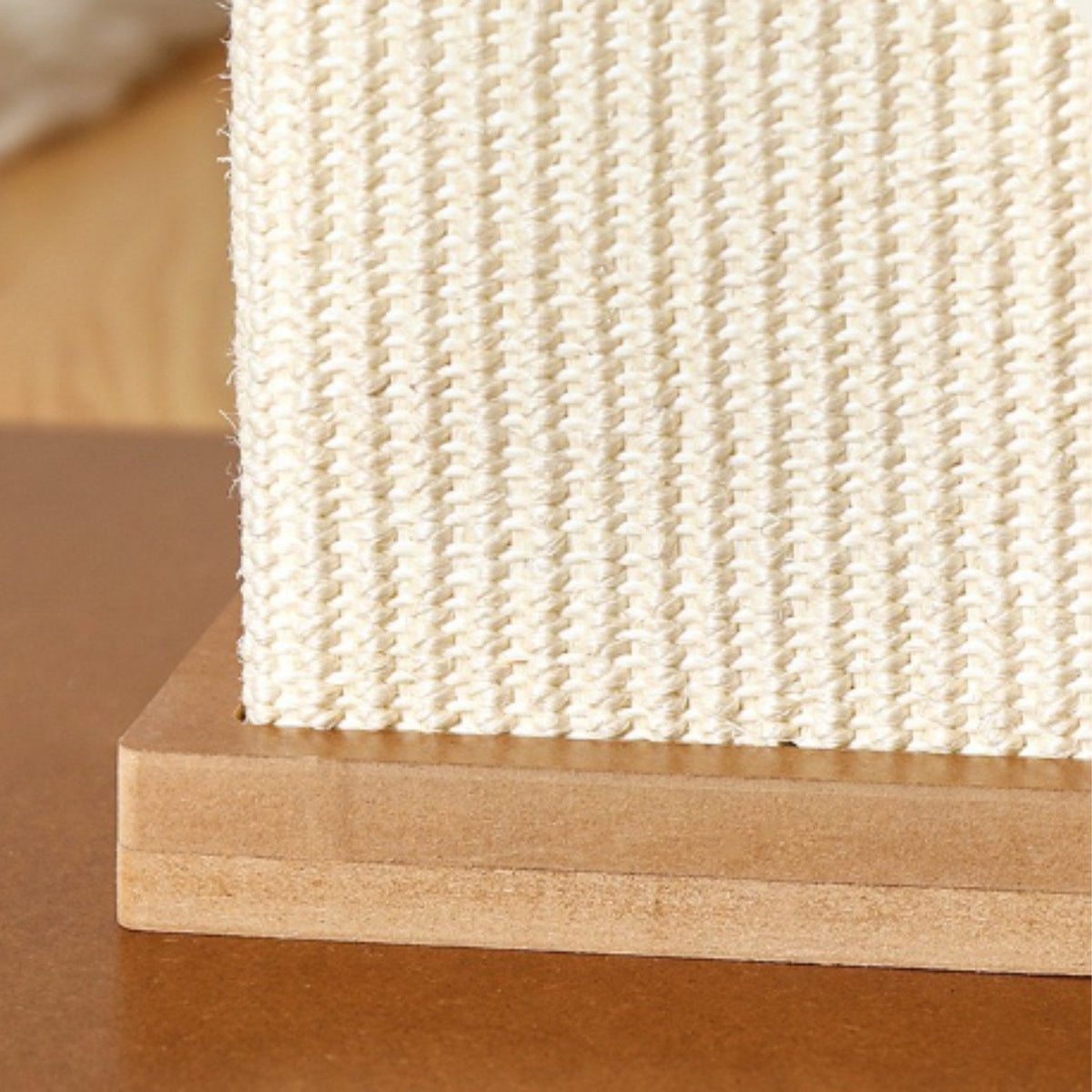 Gros plan sur le sisal tissé serré et le socle en bois du griffoir