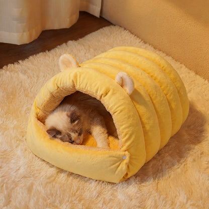 Chat lové dans la maison en peluche, pattes repliées